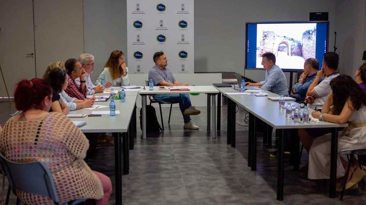 El arquitecto, Alfredo Alonso, presentó el proyecto a los miembros de este Consejo, con la asistencia del delegado de Patrimonio, Christopher Rivas. - AYUNTAMIENTO DE ALCALÁ DE GUADAÍRA.