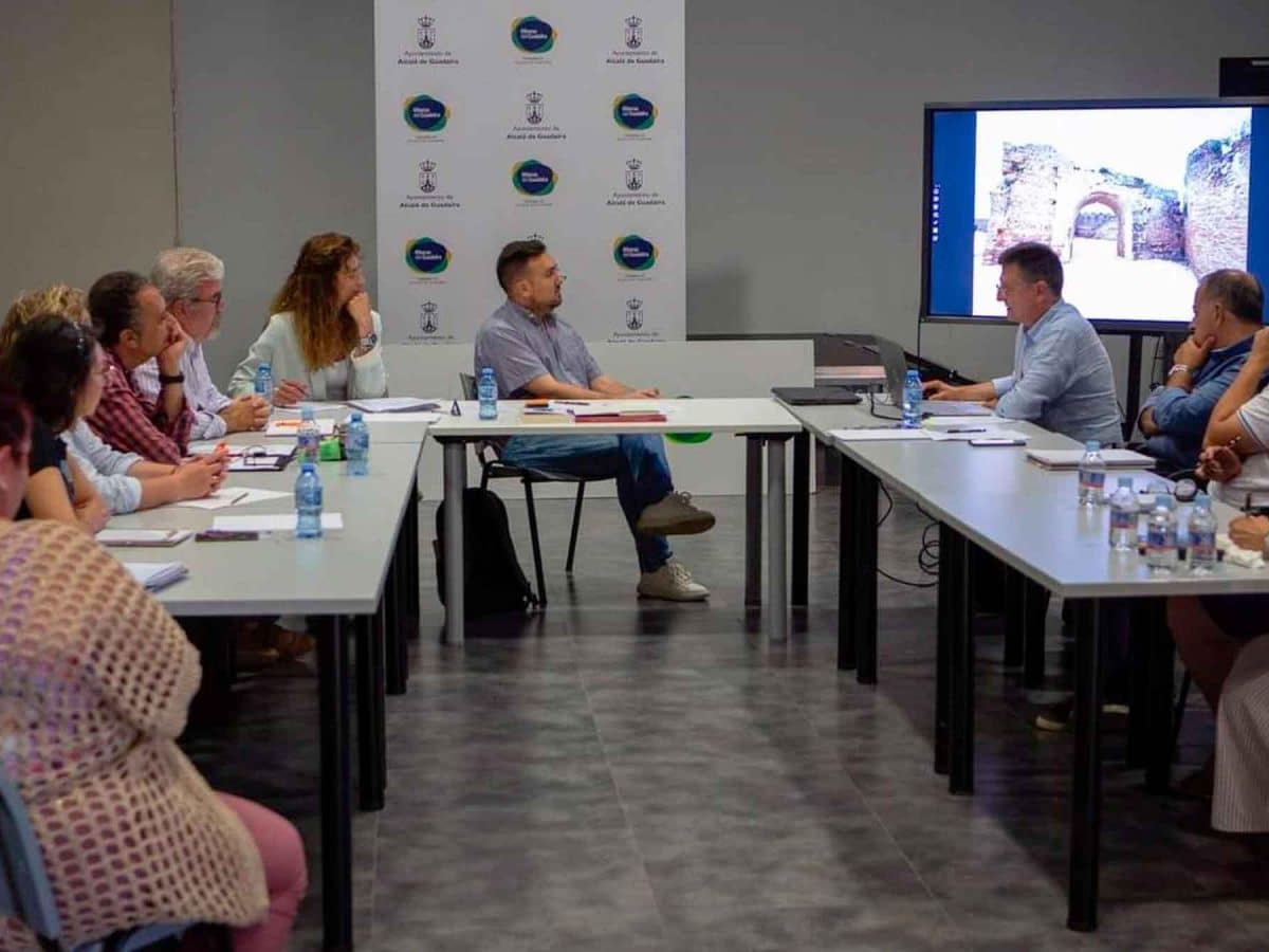 El arquitecto, Alfredo Alonso, presentó el proyecto a los miembros de este Consejo, con la asistencia del delegado de Patrimonio, Christopher Rivas. - AYUNTAMIENTO DE ALCALÁ DE GUADAÍRA.