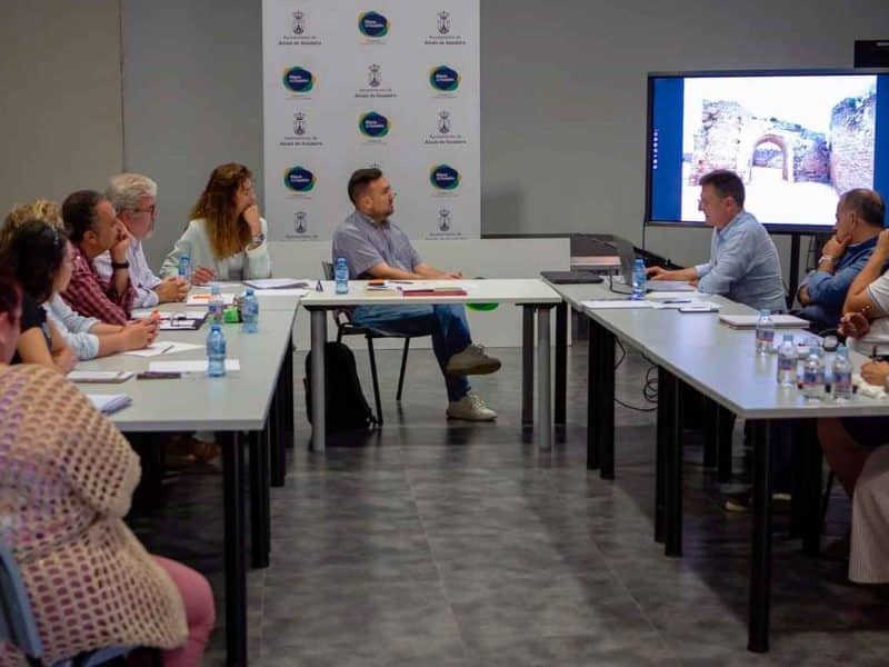 El arquitecto, Alfredo Alonso, presentó el proyecto a los miembros de este Consejo, con la asistencia del delegado de Patrimonio, Christopher Rivas. - AYUNTAMIENTO DE ALCALÁ DE GUADAÍRA.