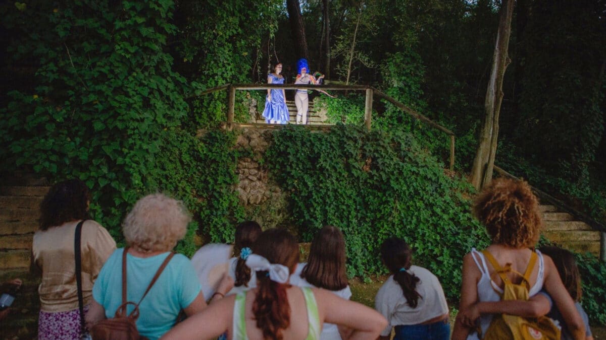 Este martes se celebró la primera visita guiada ‘Alicia en el Guadaíra’, que transporta a Alcalá a los personajes del conocido libro de Lewis Carroll ‘Alicia en el país de las maravillas’. - AYUNTAMIENTO DE ALCALÁ DE GUADAÍRA.