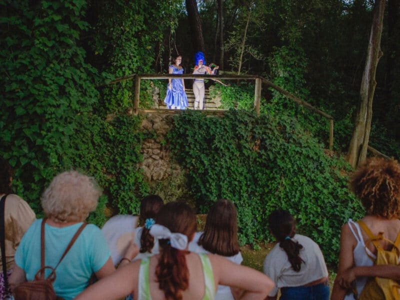 Este martes se celebró la primera visita guiada ‘Alicia en el Guadaíra’, que transporta a Alcalá a los personajes del conocido libro de Lewis Carroll ‘Alicia en el país de las maravillas’. - AYUNTAMIENTO DE ALCALÁ DE GUADAÍRA.