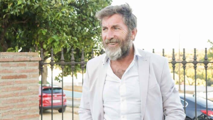 Antonio de la Torre conversa con La Voz de Alcalá minutos antes del inicio de Claustropoética. Coral Gata/Marina Ortiz