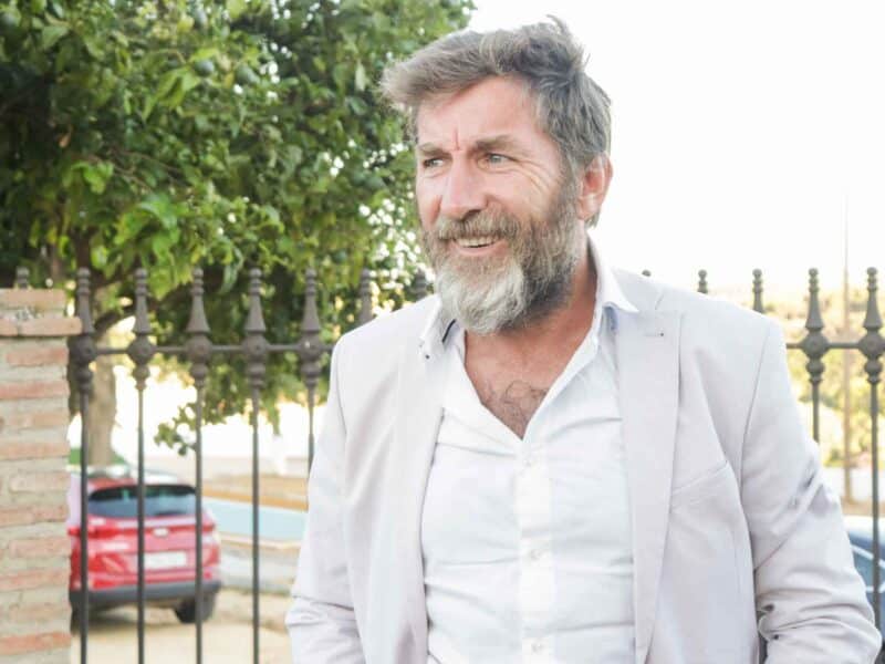 Antonio de la Torre conversa con La Voz de Alcalá minutos antes del inicio de Claustropoética. Coral Gata/Marina Ortiz