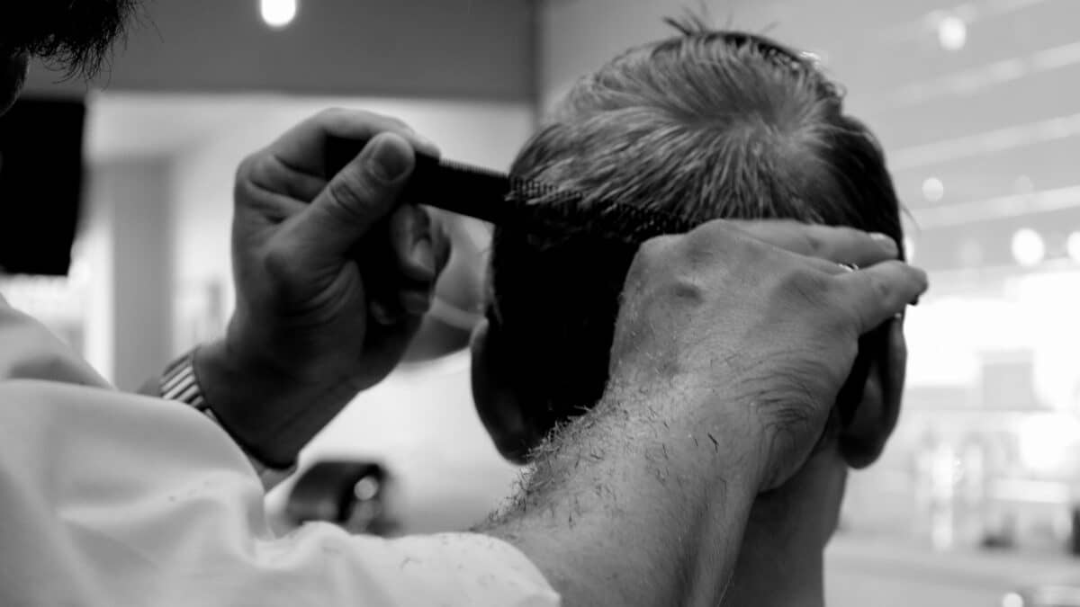Corte de pelo en una barbería. Lva