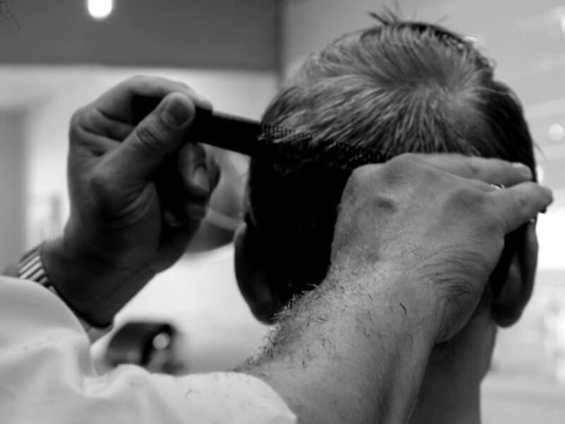 Corte de pelo en una barbería. Lva