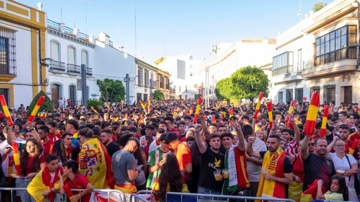 Aficionados en la Plaza del Duque - Víctor Fernández