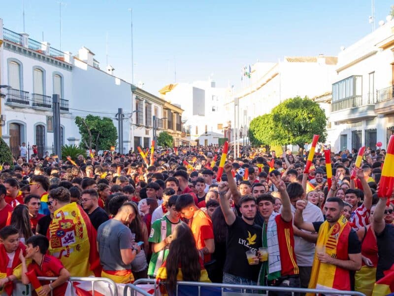 Aficionados en la Plaza del Duque - Víctor Fernández