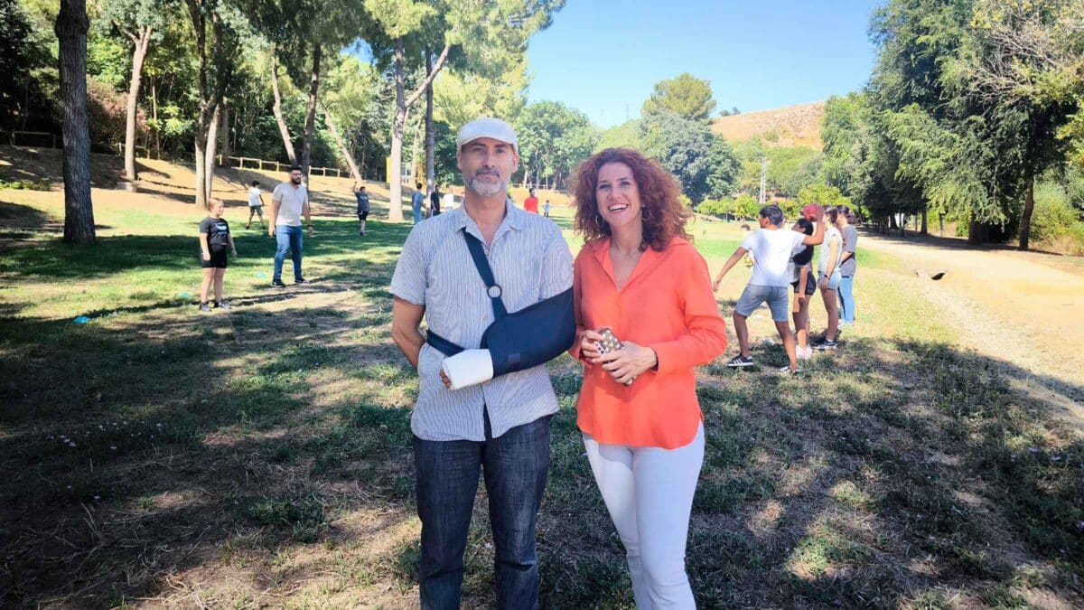El delegado municipal de Educación, Pablo Chain, junto a la directora de Asociación Albores Andalucía y doctora en Ciencias Sociales, Cosette Franco. - AYUNTAMIENTO DE ALCALÁ DE GUADAÍRA.