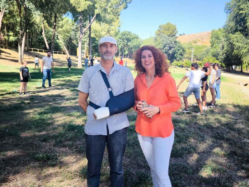 El delegado municipal de Educación, Pablo Chain, junto a la directora de Asociación Albores Andalucía y doctora en Ciencias Sociales, Cosette Franco. - AYUNTAMIENTO DE ALCALÁ DE GUADAÍRA.