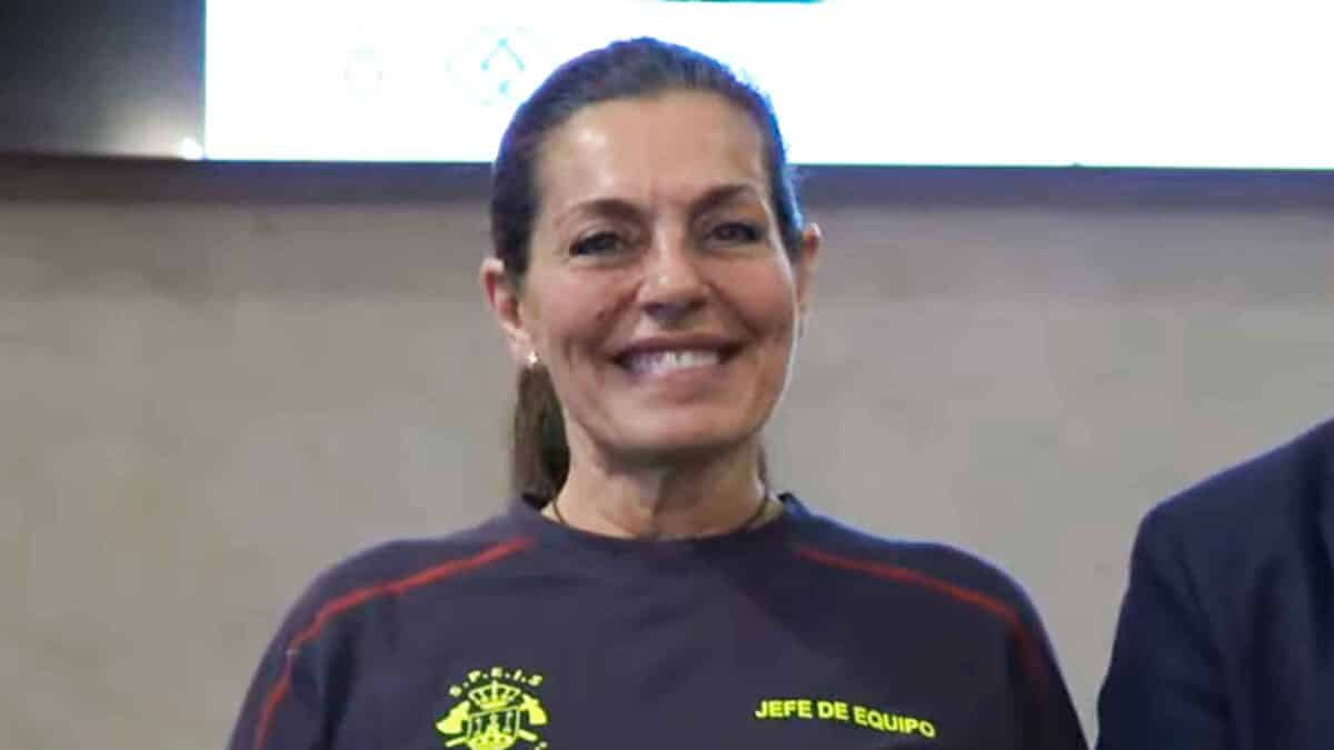 La alcalareña Eva Araújo recibiendo la mención especial de la Diputación de Sevilla. LVA