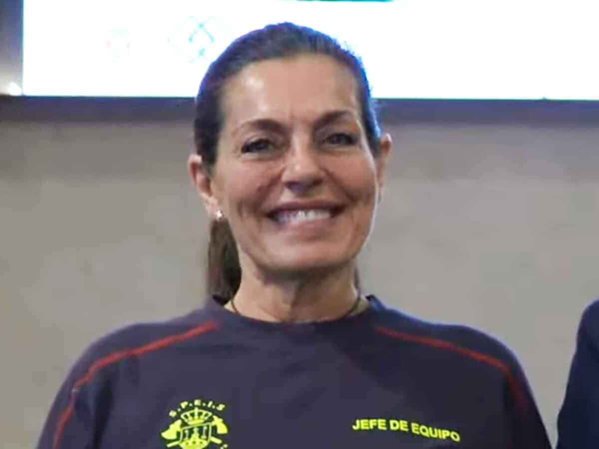 La alcalareña Eva Araújo recibiendo la mención especial de la Diputación de Sevilla. LVA