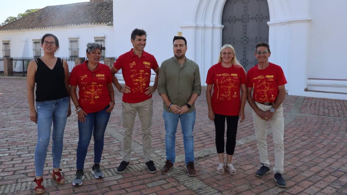 Ciclistas de distintos puntos de la geografía española concluirán esta vuelta en la explanada del Águila, haciendo entrega de un cheque solidario a la Asociación de Vecinos Tres Arcos y a la Peña Flamenca El Arrabal. - AYUNTAMIENTO DE ALCALÁ DE GUADAÍRA.