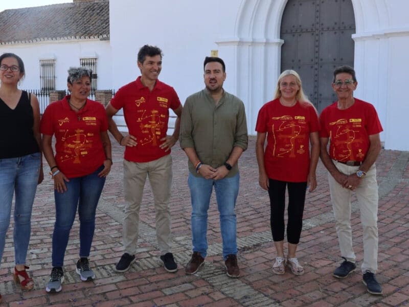 Ciclistas de distintos puntos de la geografía española concluirán esta vuelta en la explanada del Águila, haciendo entrega de un cheque solidario a la Asociación de Vecinos Tres Arcos y a la Peña Flamenca El Arrabal. - AYUNTAMIENTO DE ALCALÁ DE GUADAÍRA.