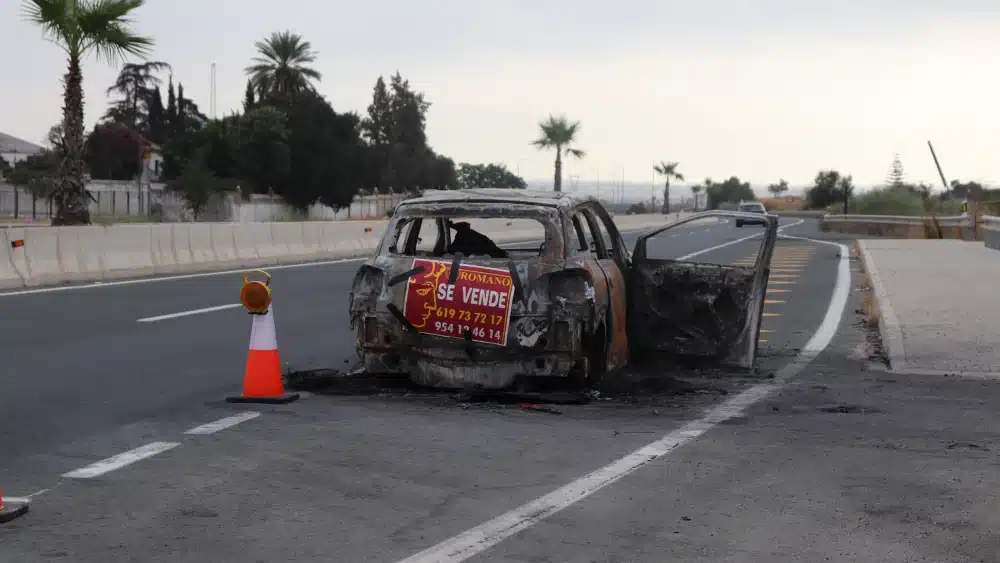 Coche abandonado en la carretera de Dos Hermanas en Alcalá. Coral Gata
