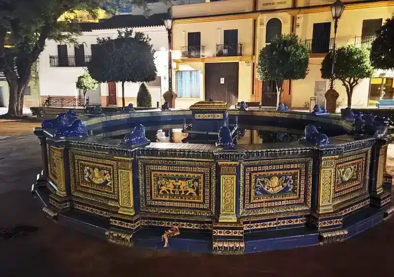 La fuente de la Plaza del Duque sin la figura del pato. Paloma Castillo