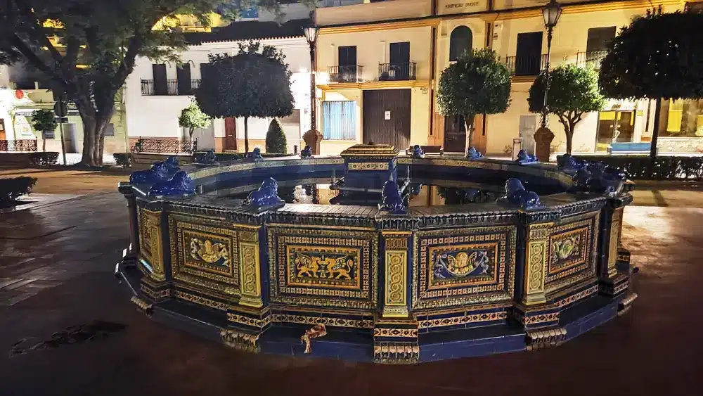 La fuente de la Plaza del Duque sin la figura del pato. Paloma Castillo