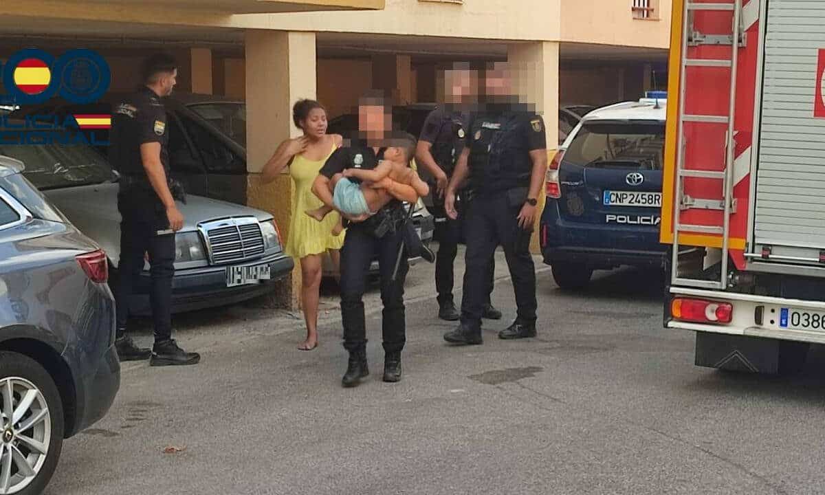 Rescate de una mujer y dos menores en un incendio de Alcalá