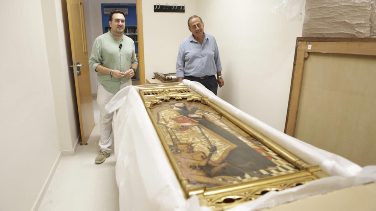 El delegado de Patrimonio y el director del Museo junto a la tabla de San Bartolomé. F. Amador