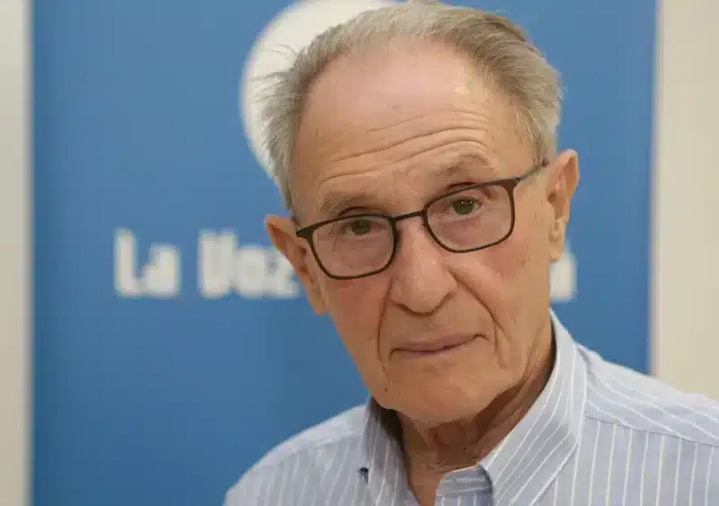 El profesor José Manuel Colubi en la redacción de La Voz de Alcalá. F.A.