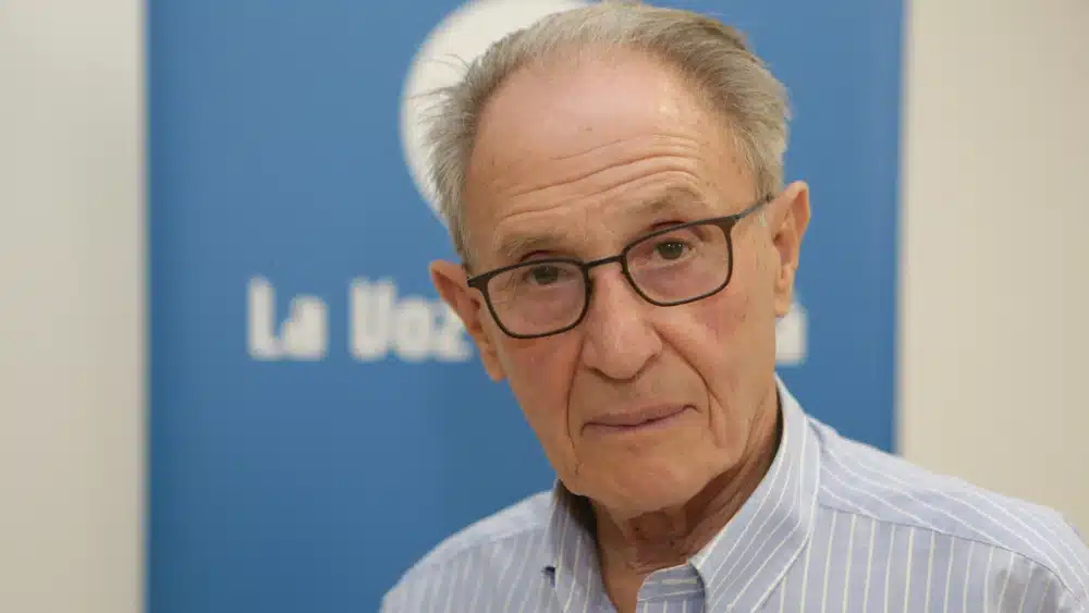 El profesor José Manuel Colubi en la redacción de La Voz de Alcalá. F.A.