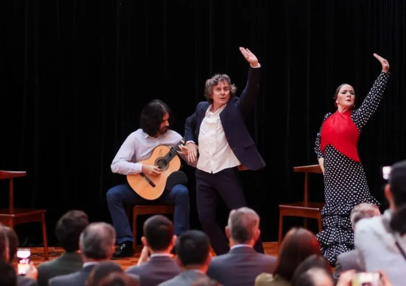 El espectáculo de Javier Barón, «Caprichos», en la presentación de la Bienal de Flamenco en Shangai, China . Lva