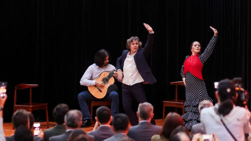 El espectáculo de Javier Barón, «Caprichos», en la presentación de la Bienal de Flamenco en Shangai, China . Lva