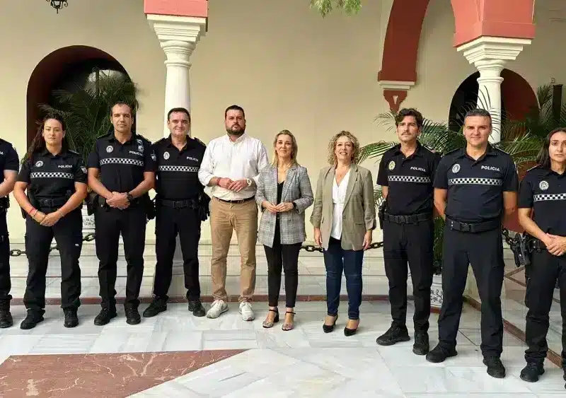 La alcaldesa de Alcalá de Guadaíra, Ana Isabel Jiménez, junto con los delegados municipales de Gobernación, Pedro Gracia, y de Recursos Humanos, Teresa García, han estado presentes en la toma de posesión de los nuevos agentes. - AYUNTAMIENTO DE ALCALÁ DE GUADAÍRA.