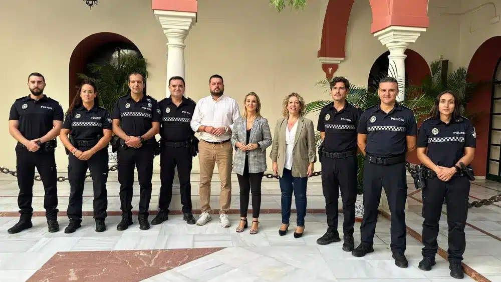 La alcaldesa de Alcalá de Guadaíra, Ana Isabel Jiménez, junto con los delegados municipales de Gobernación, Pedro Gracia, y de Recursos Humanos, Teresa García, han estado presentes en la toma de posesión de los nuevos agentes. - AYUNTAMIENTO DE ALCALÁ DE GUADAÍRA.