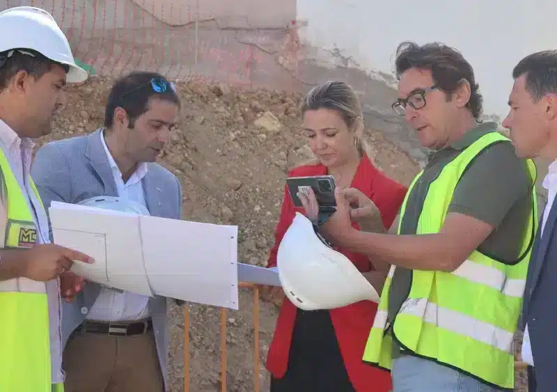 Archivo - La alcaldesa, Ana Isabel Jiménez, en el proyecto de construcción del aparcamiento y la urbanización de la nueva plaza en la calle Nicolás Alpériz. - AYUNTAMIENTO DE ALCALÁ DE GUADAÍRA. - Archivo