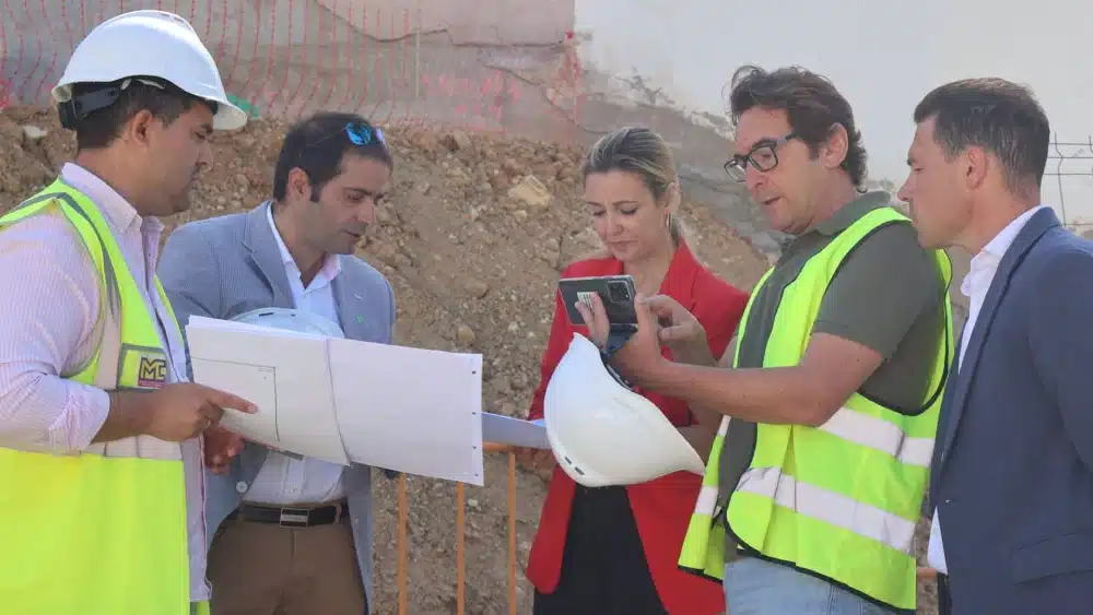 Archivo - La alcaldesa, Ana Isabel Jiménez, en el proyecto de construcción del aparcamiento y la urbanización de la nueva plaza en la calle Nicolás Alpériz. - AYUNTAMIENTO DE ALCALÁ DE GUADAÍRA. - Archivo