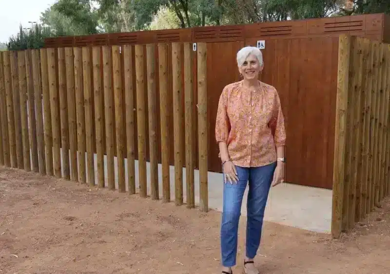 La delegada de Monumento Natural, Medioambiente y Sostenibilidad, Luisa Campos, acompañada del responsable municipal del área de Identidad y concejal de Turismo, Christopher Rivas, ha comprobado la terminación de los nuevos aseos. - AYUNTAMIENTO DE ALCALÁ DE GUADAÍRA.