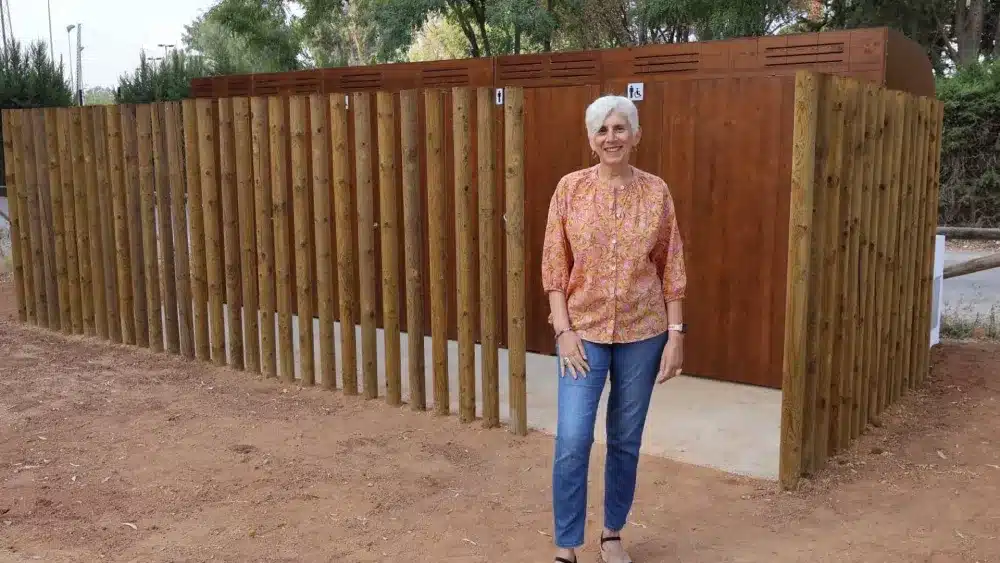 La delegada de Monumento Natural, Medioambiente y Sostenibilidad, Luisa Campos, acompañada del responsable municipal del área de Identidad y concejal de Turismo, Christopher Rivas, ha comprobado la terminación de los nuevos aseos. - AYUNTAMIENTO DE ALCALÁ DE GUADAÍRA.