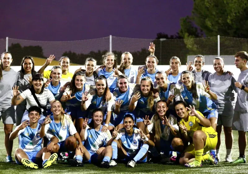 El Ciudad Alcalá celebrando la victoria en su debut liguero ante el Murcia Promises Club de Fútbol en Oromana. Lva