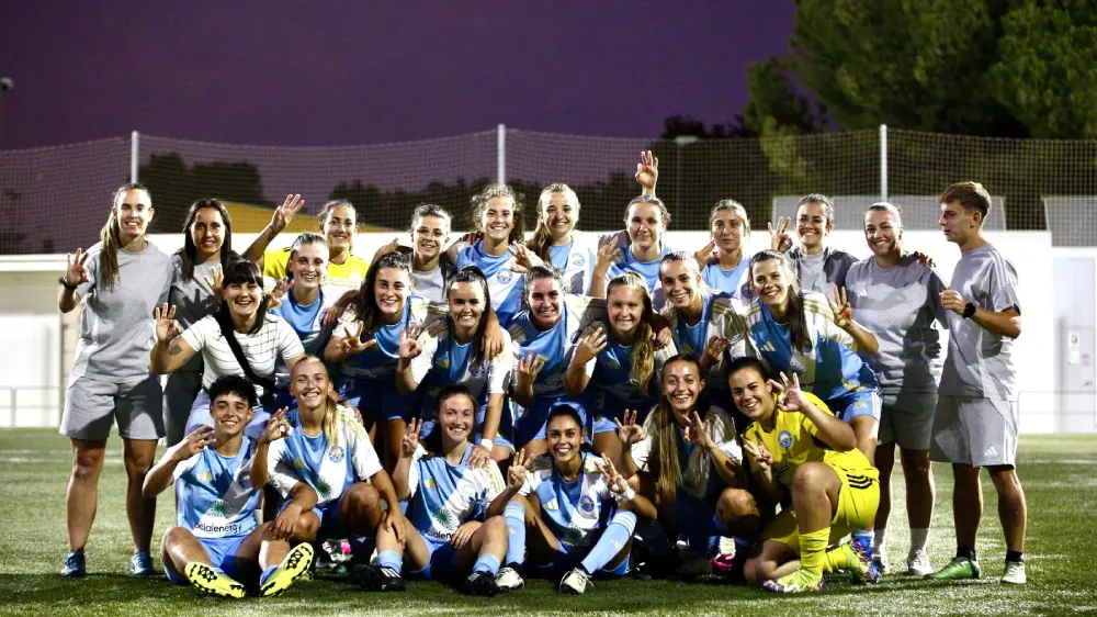 El Ciudad Alcalá celebrando la victoria en su debut liguero ante el Murcia Promises Club de Fútbol en Oromana. Lva