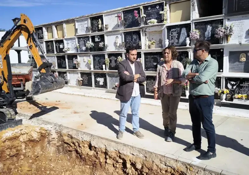Las labores, supervisadas por el titular municipal de Memoria Histórica, Christopher Rivas, contemplan la retirada de la solera de hormigón, la excavación de la fosa, el relleno y compactación del área. - AYUNTAMIENTO DE ALCALÁ DE GUADAÍRA.