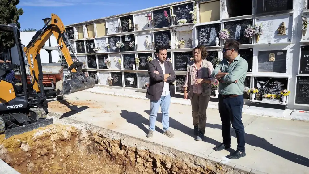 Las labores, supervisadas por el titular municipal de Memoria Histórica, Christopher Rivas, contemplan la retirada de la solera de hormigón, la excavación de la fosa, el relleno y compactación del área. - AYUNTAMIENTO DE ALCALÁ DE GUADAÍRA.