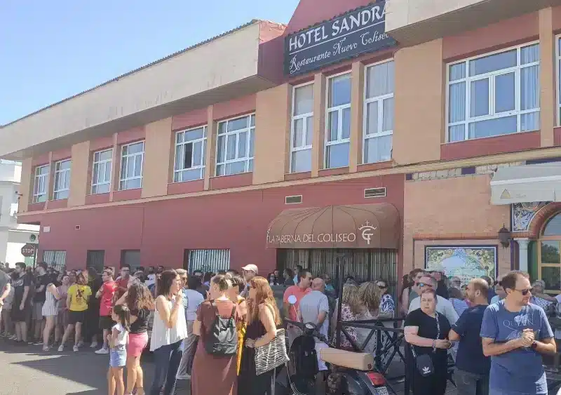 Concentración de vecinos frente al hotel Sandra. Víctor Fernández