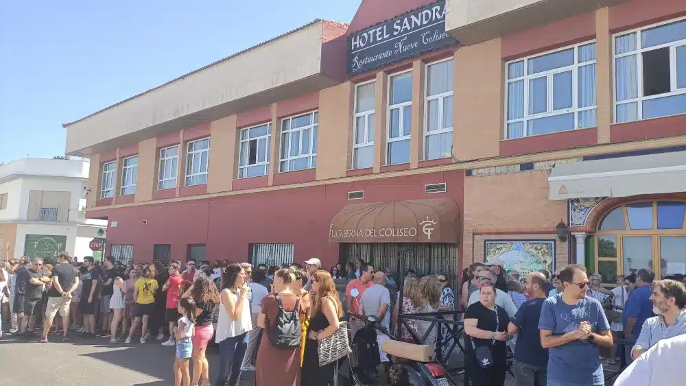 Concentración de vecinos frente al hotel Sandra. Víctor Fernández