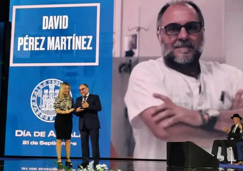 El enfermero del Hospital de Valme David Pérez Martínez, reconocido como 'Alcalareño Ilustre', recoge la distinción de manos de la alcaldesa, Ana Isabel Jiménez. - HUV