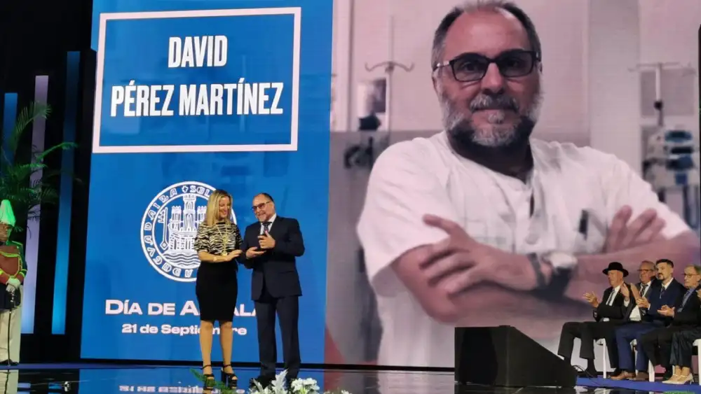 El enfermero del Hospital de Valme David Pérez Martínez, reconocido como 'Alcalareño Ilustre', recoge la distinción de manos de la alcaldesa, Ana Isabel Jiménez. - HUV