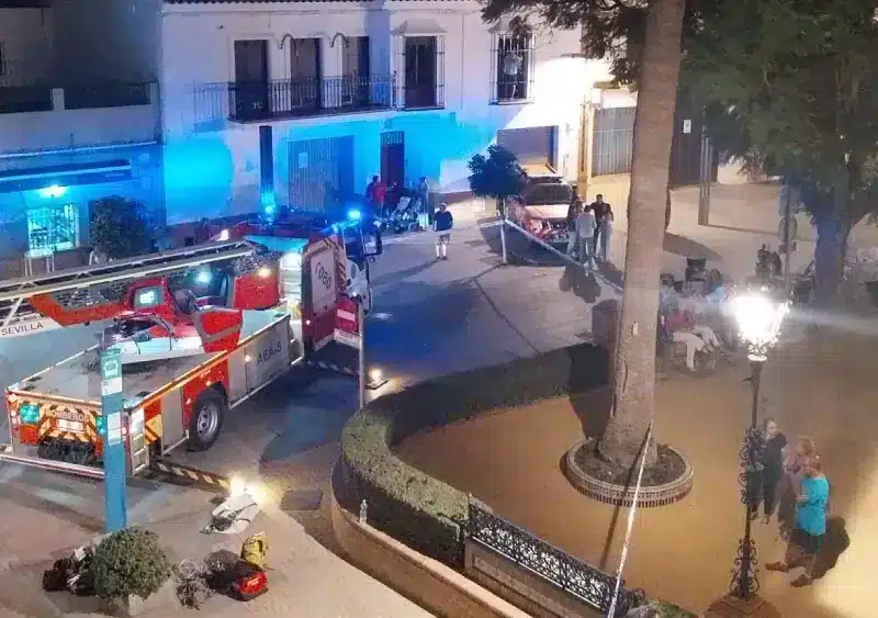Imagen del dispositivo desplegado para el traslado de un vecino de Alcalá con sobrepeso al hospital. LVA