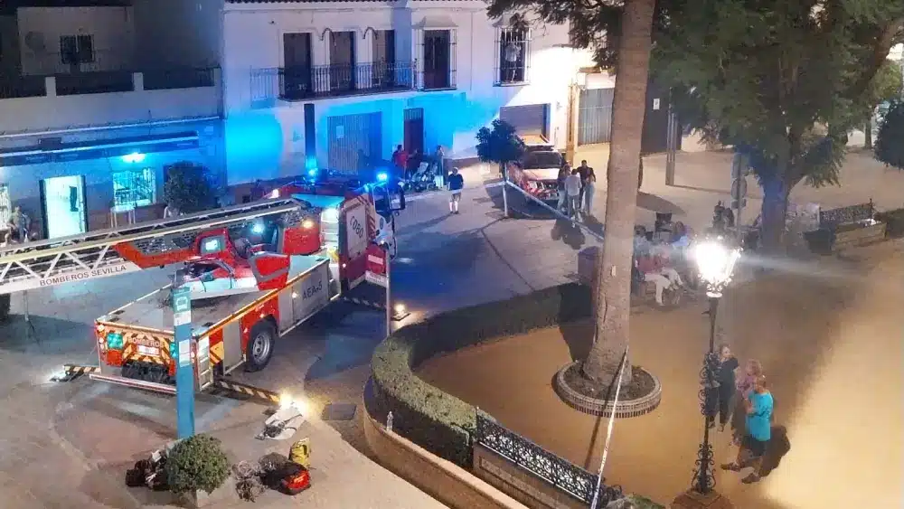 Imagen del dispositivo desplegado para el traslado de un vecino de Alcalá con sobrepeso al hospital. LVA