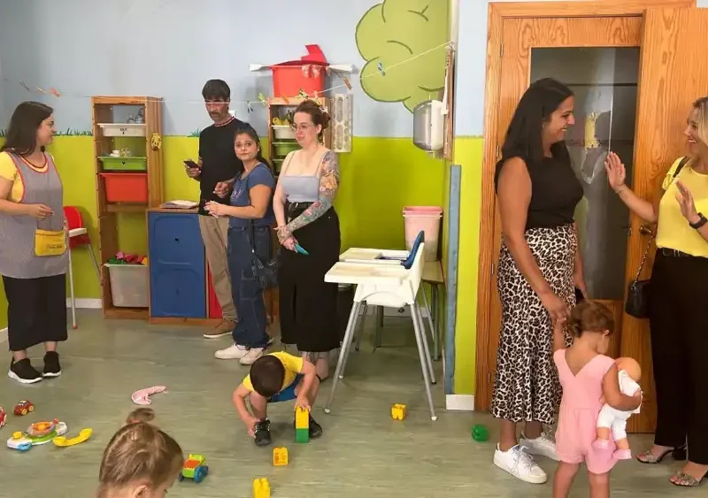 La alcaldesa, Ana Isabel Jiménez, ha destacado la profesionalidad del sector y el beneficio de las escuelas infantiles para la conciliación familiar y el desarrollo de los menores en edad temprana. - AYUNTAMIENTO DE ALCALÁ DE GUADAÍRA.