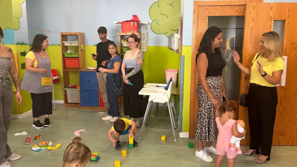 La alcaldesa, Ana Isabel Jiménez, ha destacado la profesionalidad del sector y el beneficio de las escuelas infantiles para la conciliación familiar y el desarrollo de los menores en edad temprana. - AYUNTAMIENTO DE ALCALÁ DE GUADAÍRA.