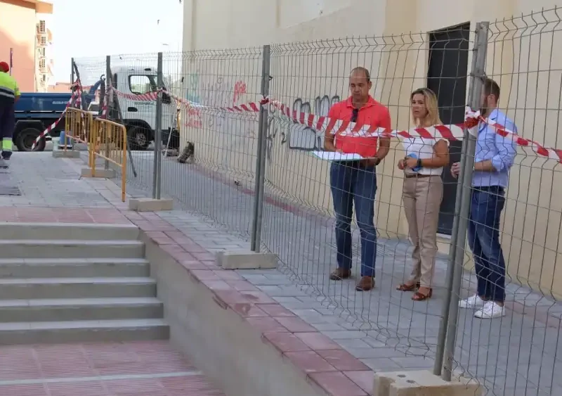 La alcaldesa de la ciudad, Ana Isabel Jiménez, acompañada por el delegado de Hábitat Urbano, David Delegado, han comprobado el avance de estas obras en calles como Puerta del Manifiesto y Reverte. - AYUNTAMIENTO DE ALCALÁ DE GUADAÍRA.