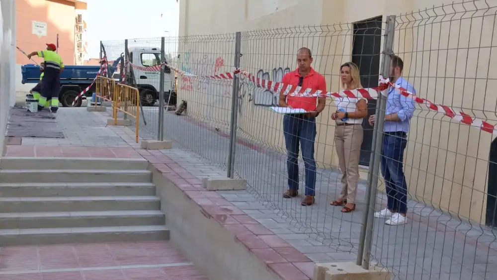 La alcaldesa de la ciudad, Ana Isabel Jiménez, acompañada por el delegado de Hábitat Urbano, David Delegado, han comprobado el avance de estas obras en calles como Puerta del Manifiesto y Reverte. - AYUNTAMIENTO DE ALCALÁ DE GUADAÍRA.