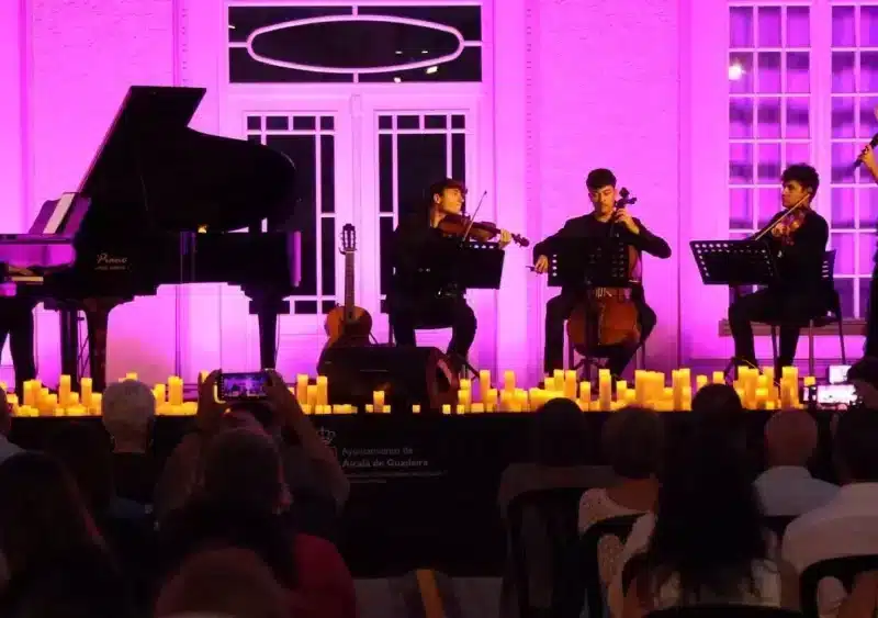 La soprano Mayca Teba y el Cuarteto Isbilya llenaron anoche el Patio de la Harinera de sonidos musicales muy variados en un recorrido por diferentes estilos, desde ópera, zarzuela, teatro musical y rock. - AYUNTAMIENTO DE ALCALÁ DE GUADAÍRA.