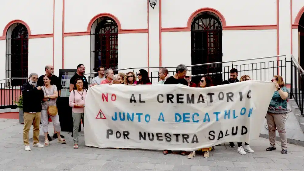 Vecinos de las barriadas de Sevilla junto a las organizaciones alcalareñas que apoyan su protesta. Coral Gata