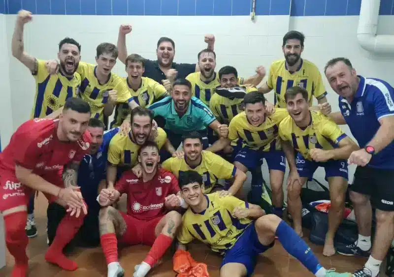 El CD Alcalá FS celebrando la victoria conseguida en el Pabellón José María Ruiz Mateos de Jerez de la Frontera