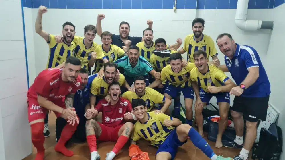 El CD Alcalá FS celebrando la victoria conseguida en el Pabellón José María Ruiz Mateos de Jerez de la Frontera